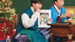 یه ببر در حال هویج خوردن