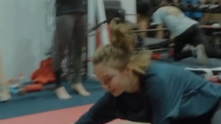 اما (اینید) در حال تمرین ولفی(گرگی) برای سریال ونزدی