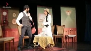 بخشی از نمایش آوازخوان طاس به کارگردانی امید انصاری