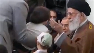 فیلمی از نوع رفتار رهبر ایران با کودکان از ساعت ها پیش در کانال های مختلف در حال دست