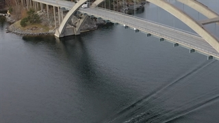 حرکت اتوبوس از روی پل