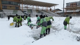 حجم سنگین برف در ورزشگاه شهید حاجی بابایی همدان