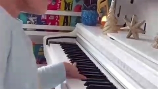 پیانو زدن دختر بچه هفت ساله نابینا