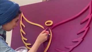 اجرای لوگوی آکادمی فرشته ایران نژاد با گچبری مدرن با هلیاعلیزاده