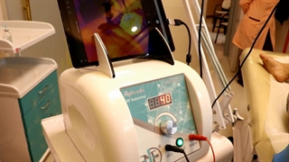 رفع پدهای چربی زیر چشم ( Fat Pad )به کمک فناوری Endo/RF Subcision