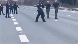رفتار پلیس های امریکایی با یک شخص بی سلاح