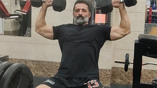 آموزش بدنسازی - اجرا حرکت سرشانه دمبل با مهدی باقی پور