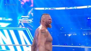 مسابقه کشتی کج بین براک لزنر و رومن رینز در پی پر ویو رسلمنیا 38