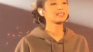 نوتیص جنی در کنسرت به فنی که گریه میکرد