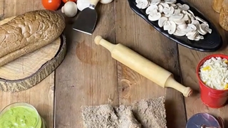 آموزش تهیه پیتزا گوجه فرنگی و ریحان