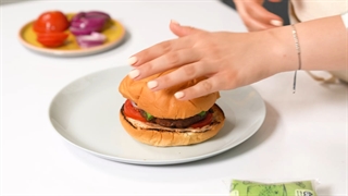 چیزبرگر خوشمزه و سریع‌پز با طعم ریحون و سیر