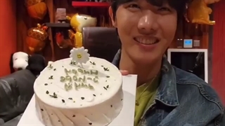 یونگی مین هم بهم یه کیک داده که روش نوشته هپی جی‌هوپ دی!