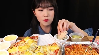 토핑가득 에그콘피자에 디핑소스 듬뿍 스파게티 먹방