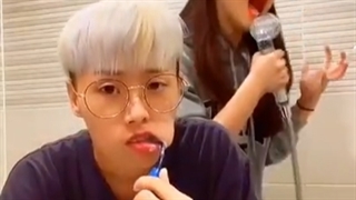 مشکلات داشتن خواهر برادر جوگیر تو خوانندگی با دوش حمام((:  قیافه داداشه خیلی موده