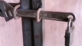 قفل کردن درب با آچار فرانسه