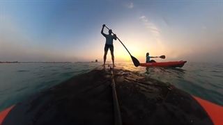 تفریح دلچسب روی آب با پدل برد بادی  پویانیز