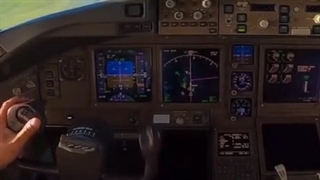 تصاویری زیبا از فرود بوئینگ ۷۷۷ از منظر کابین خلبان