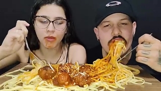 #160 ASMR COMIDA | MACARRÃO COM ALMÔNDEGAS (PARTICIPAÇÃO DA MINHA PRINCESA) MUKBANG BRASIL.