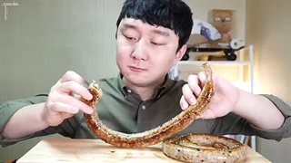 통 순대 스테이크 리얼사운드 먹방이야 b^^d Snake!? Sausage Steak món dồi lợn Real Sound eating 豚の腸詰め 血肠 ซุนแด