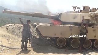 13970721: جیزان- إحراق دبابة إبرامز أمریکیة فی موقع القنبورة بالکراتین أثناء اقتحام المجاهدین للموقع