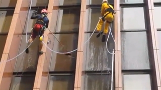 نماشویی حرفه ای با طناب در ارتفاع زیاد