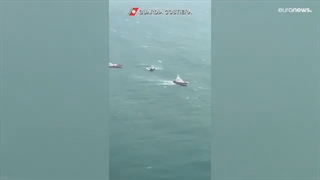 شاهد: الصور الأولى بعید غرق قارب على متنه عشرات المهاجرین قبالة سواحل إیطالیا