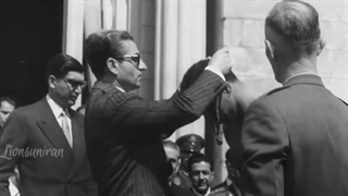 کشتی پهلوان تختی در مراسم نوروزی و نصب بازوبند پهلوانی بر بازوی او توسط محمدرضا شاه پهلوی