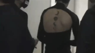 جیمین بالاخره تتو های ماه شو نشون دادددددد