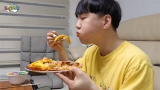 대왕오므라이스에 컵라면을..시네마먹방 Big omelet rice & Instant cup ramen ENG Cinema Mukbang DoNam