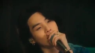 اجرای لایو آهنگ People Pt.2 به همراه آیو در مستند SUGA: Road To D-DAY