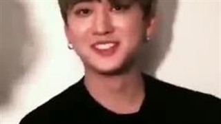 یه قسمتی از لایو چانگبین و هیونجین ... خیلی خوبن اینا دوتا