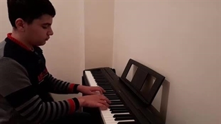 İlk mahabbat mahnısı pianoda