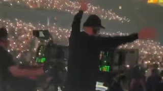 فیلمبردار کنسرت شوگا روووو ..‌.. فیلمبردار کنسرت شون هم نشدیم:)