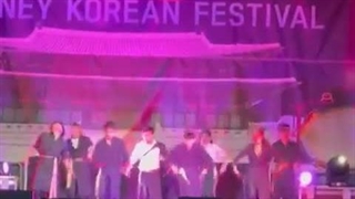 مامان بنگ چان تو ویدیویی از حضورش تو جشنواره کره ای داخل سیدنی منتشر کرده