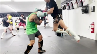 [MMA] مبارزه تمرینی جذاب میان بوکسور حرفه ای و موی تای کا!