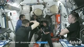 رائدا الفضاء "ریانة برناوی" و"علی القرنی" یتناولان الطعام فی محطة الفضاء الدولیة