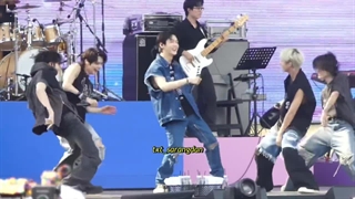 توباتوای که دارن رو استیج خوش میگذرونن :)