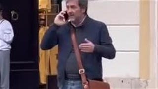 نحوه حرف زدن ایتالیایی ها با تلفن همرا دقیقا همینطوره