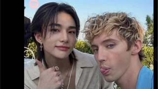 اسپاتیفای توییت زده:هی @تروی‌سیوان فکر میکنی این بهت کمک می‌کنه که توجه هیونجین رو جلب کنی؟