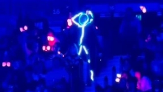 این لباس جالب یک بلینک‌ توجه اعضا رو جلب کرد و گفتن بهش با آهنگ برقصه 