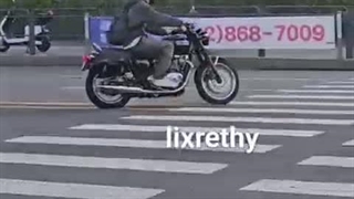 دیدن یه  اکسوال که سوهو رو با موتور دیده