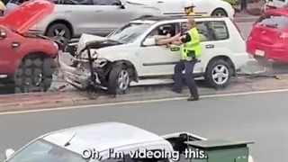 برخورد خوب و جذاب پلیس استرالیا با راننده ای تصادف کرده در کوئینزلند