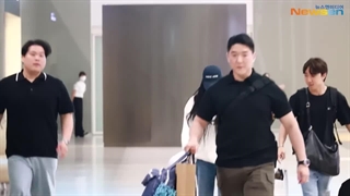 ویدیوی منتشر شده از لیسا در حال ترک فرودگاه سئول به مقصد لندن ، بریتانیا