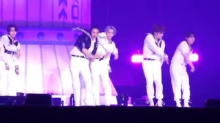 اجرای آهنگ ITEM استری کیدز در فن میتینگ ♡♡