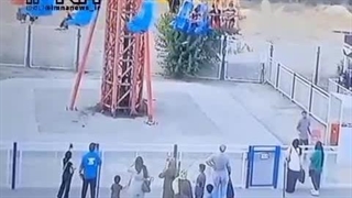 لحظه سقوط تاب گردان شهربازی ناژوان اصفهان