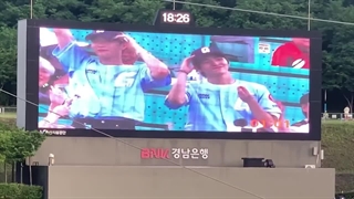 ووسوک و سونگمین برای تشویق تیم Lotee Giants به مسابقشون رفتن