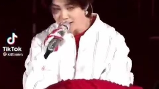 اینم ادیت اخرین عضو گروه جیمین(: ... فقط اخرش که مثلا اومد عصبانی باشه... کیا بیشتر خنده شون گرفت؟