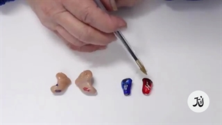 تمیز کردن سمعک گوش کودکان