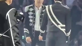 گونووک و گیووین داشتن تظاهر می‌کردن دوتا آیدلن که هم رو نمیشناسن و دارن باهم سلام میکنن ککککک