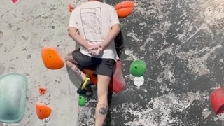 انجام چالش صخره نوردی با دست های بسته توسط ورزشکار ایرلندی!